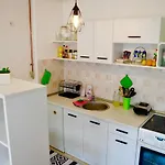 11 - Great Location, Quiet But Near The Center Appartamento