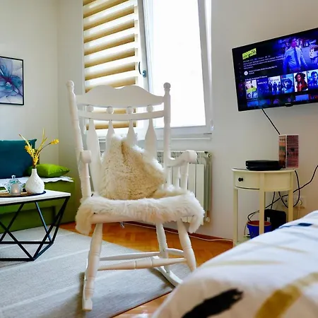 11 - Great Location, Quiet But Near The Center شقة *